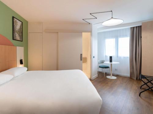 Habitación Standard accesible con 1 cama doble y 1 cama individual del hotel Ibis Marne La Vallée Val D'europe. Foto 1