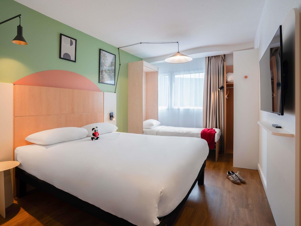 Habitación Standard con 1 cama doble y una cama abatible del hotel Ibis Marne La Vallée Val D'europe. Foto 1
