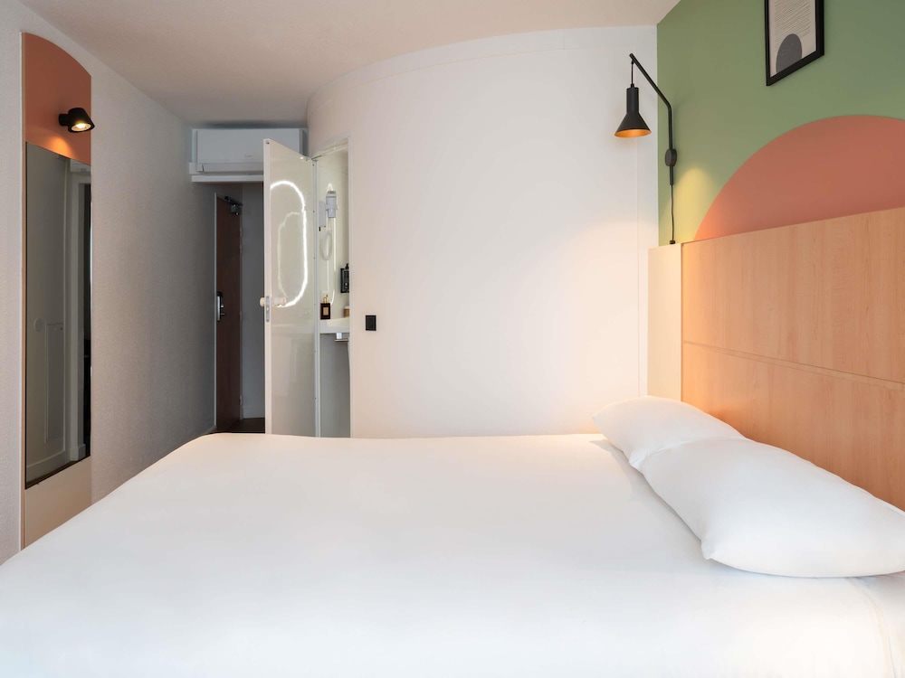 Habitación Standard con 1 cama doble y una cama abatible del hotel Ibis Marne La Vallée Val D'europe. Foto 2