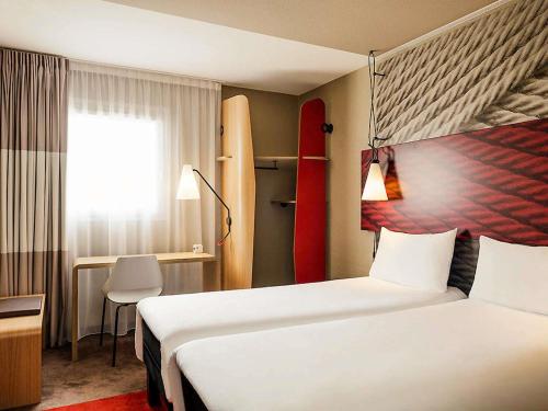Habitación Doble Estándar - 2 camas del hotel Ibis Massy. Foto 1