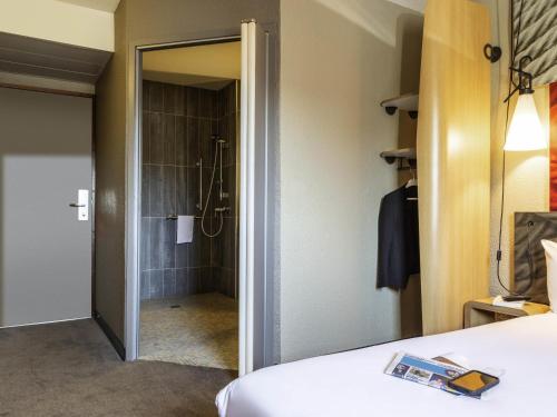 Habitación Doble - Adaptada para personas de movilidad reducida del hotel Ibis Massy. Foto 2