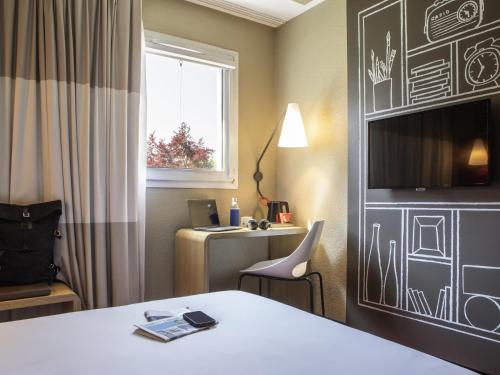 Habitación Doble - Adaptada para personas de movilidad reducida del hotel Ibis Massy. Foto 3