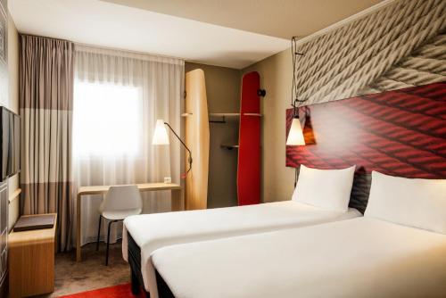 Habitación Doble Estándar - 2 camas del hotel Ibis Massy. Foto 6