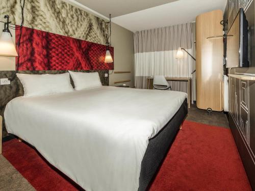Habitación Standard con cama doble del hotel Ibis Nanterre la Défense. Foto 2