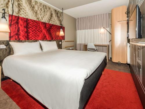 Habitación Standard con cama doble del hotel Ibis Nanterre la Défense. Foto 5