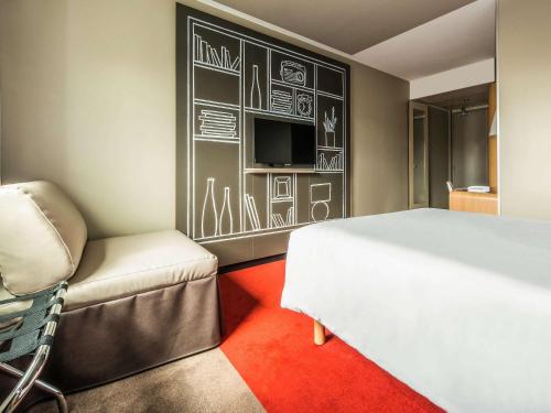Habitación Standard con cama doble del hotel Ibis Nanterre la Défense. Foto 8