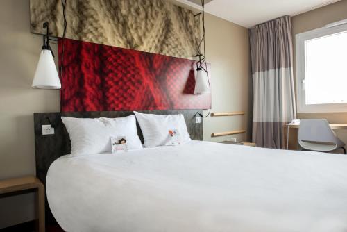 Habitación Standard con cama de matrimonio y balcón del hotel Ibis Nanterre la Défense