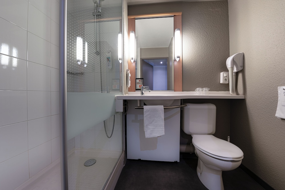 Habitación doble 2 Camas individuales del hotel Ibis Nanterre la Défense. Foto 6
