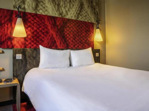 Habitación Standard con cama de matrimonio y balcón del hotel Ibis Nanterre la Défense. Foto 2
