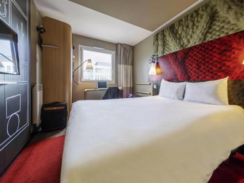 Habitación Standard con cama de matrimonio y balcón del hotel Ibis Nanterre la Défense. Foto 3