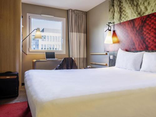 Habitación Standard con cama de matrimonio y balcón del hotel Ibis Nanterre la Défense. Foto 5