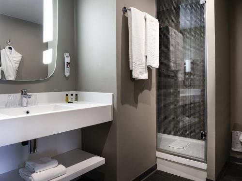 Habitación Standard con una cama doble y una cama individual del hotel Ibis Nanterre la Défense