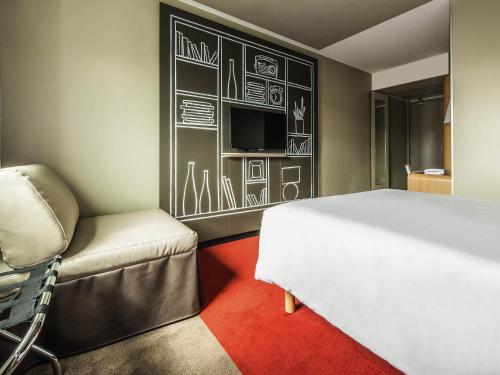 Habitación Standard con una cama doble y una cama individual del hotel Ibis Nanterre la Défense. Foto 1