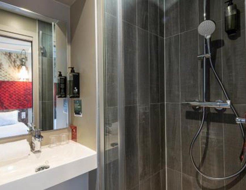 Habitación Doble Estándar del hotel Ibis Paris Avenue De La Republique. Foto 3