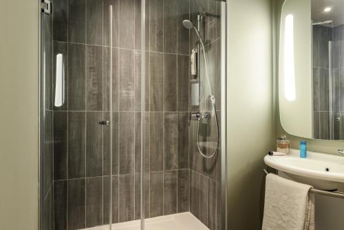 Habitación Individual Estándar del hotel Ibis Paris Avenue De La Republique. Foto 6