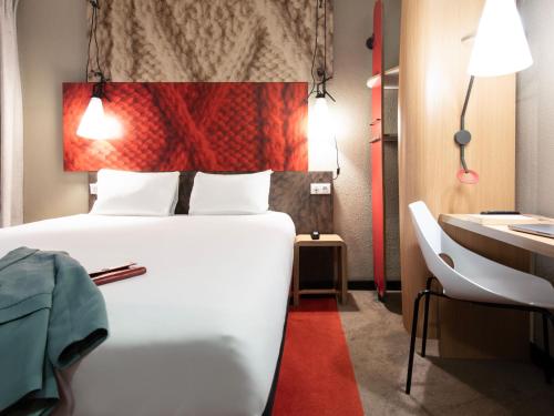 Habitación Estándar - 1 cama doble y 1 individual del hotel Ibis Paris Bastille Faubourg Saint Antoine 11ème. Foto 3