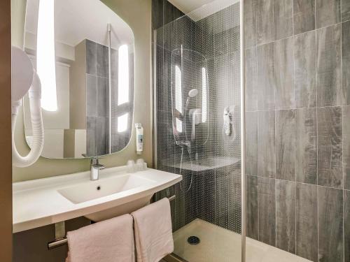 Habitación Doble Estándar del hotel Ibis Paris Bercy Village 12ème. Foto 1