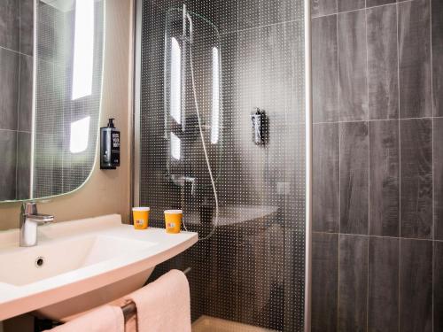 Habitación Doble Estándar del hotel Ibis Paris Bercy Village 12ème. Foto 1