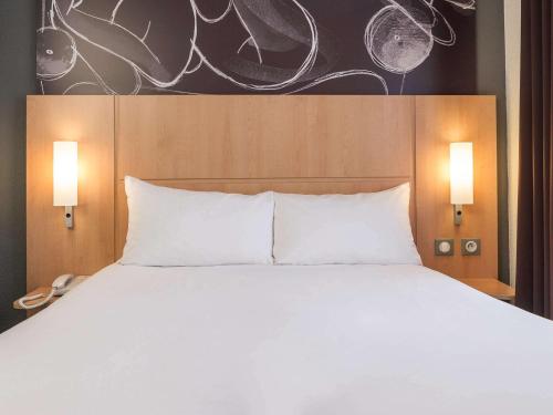 Habitación Doble Estándar del hotel Ibis Paris Vaugirard Porte De Versailles. Foto 3
