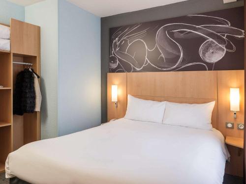 Habitación Doble Estándar del hotel Ibis Paris Vaugirard Porte De Versailles. Foto 5