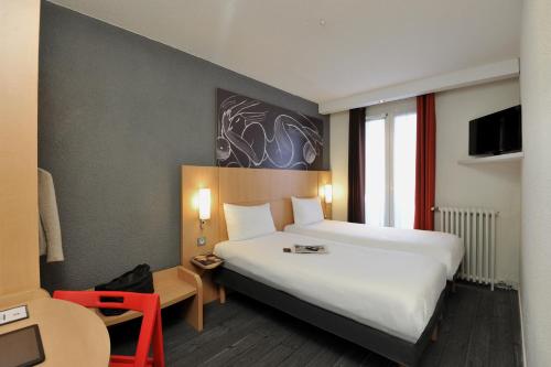Habitación Doble Estándar del hotel Ibis Paris Vaugirard Porte De Versailles. Foto 11