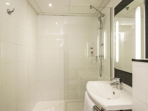 Habitación Estándar dos camas individuales del hotel Ibis Paris Vaugirard Porte De Versailles. Foto 1
