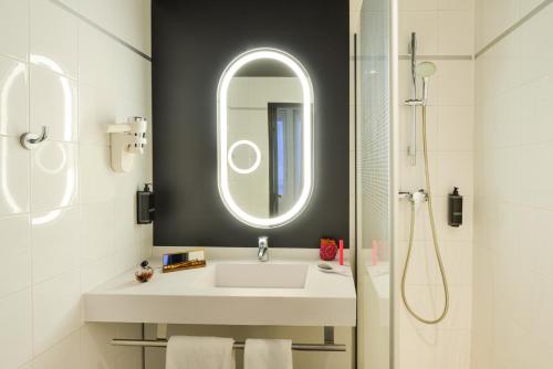 Habitación Doble Estándar del hotel ibis Paris Gare de L' Est 10ème. Foto 3