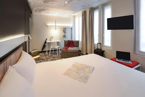 Habitación Estándar - 1 cama doble y 1 individual del hotel ibis Paris Gare de L' Est 10ème. Foto 1