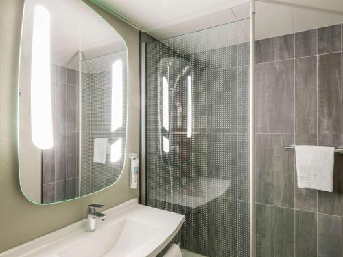 Habitación Doble Estándar del hotel Ibis Paris Gare De Lyon Ledru Rollin 12ème. Foto 3