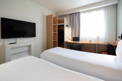 Dos habitaciones dobles no comunicadas del hotel Ibis Paris Gare De Lyon Ledru Rollin 12ème. Foto 1