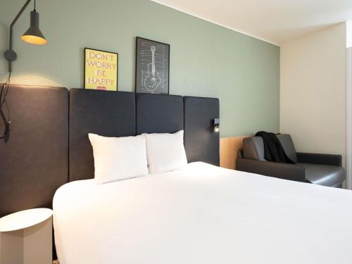 Habitación Doble Estándar con sofá del hotel Ibis Paris Gare De Lyon Ledru Rollin 12ème