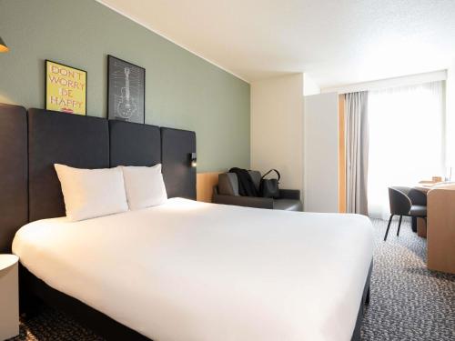 Habitación Doble Estándar con sofá del hotel Ibis Paris Gare De Lyon Ledru Rollin 12ème. Foto 1