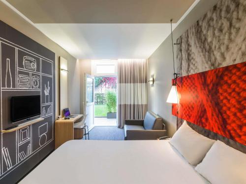 Habitación Doble Estándar con sofá del hotel Ibis Paris Gare De Lyon Ledru Rollin 12ème. Foto 2