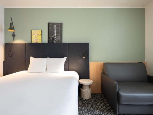 Habitación Doble Estándar con sofá del hotel Ibis Paris Gare De Lyon Ledru Rollin 12ème. Foto 4