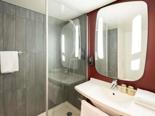 Habitación Doble Estándar con sofá del hotel Ibis Paris Gare De Lyon Ledru Rollin 12ème. Foto 5