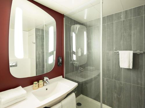 Habitación Doble Estándar del hotel Ibis Paris Gare De Lyon Ledru Rollin 12ème. Foto 6
