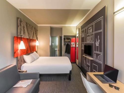 Habitación Doble Estándar con sofá del hotel Ibis Paris Gare De Lyon Ledru Rollin 12ème. Foto 3