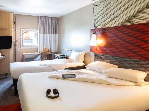 Habitación Doble Estándar con cama supletoria del hotel Ibis Paris Gare Du Nord La Fayette 10ème. Foto 1