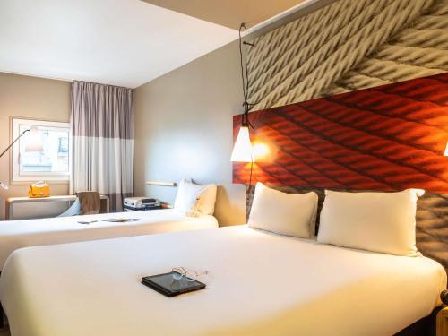 Habitación Doble Estándar con cama supletoria del hotel Ibis Paris Gare Du Nord La Fayette 10ème. Foto 6