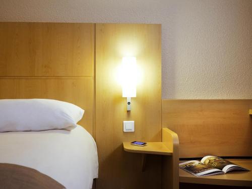 Habitación triple con 1 cama doble y 1 cama individual. del hotel Ibis Paris La Défense Esplanade