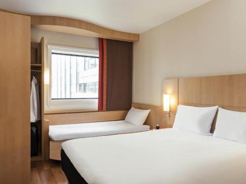 Habitación triple con 1 cama doble y 1 cama individual. del hotel Ibis Paris La Défense Esplanade. Foto 9