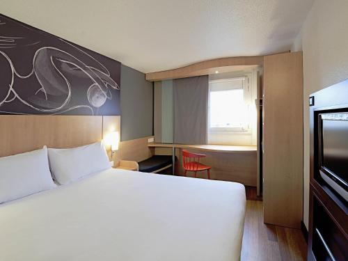 Habitación Doble Estándar del hotel Ibis Paris Montmartre Sacré-Coeur. Foto 1