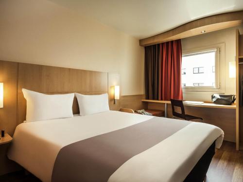 Habitación Doble Estándar del hotel Ibis Paris Montmartre Sacré-Coeur. Foto 3