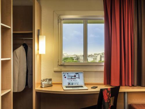 Habitación Estándar - 2 camas individuales del hotel Ibis Paris Montmartre Sacré-Coeur. Foto 3