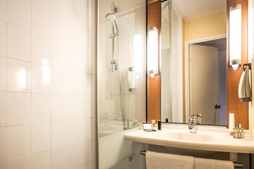 Habitación Estándar - 2 camas individuales del hotel Ibis Paris Montmartre Sacré-Coeur. Foto 5