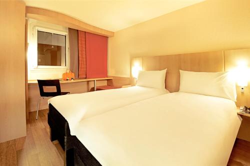 Habitación Estándar - 2 camas individuales del hotel Ibis Paris Montmartre Sacré-Coeur. Foto 6