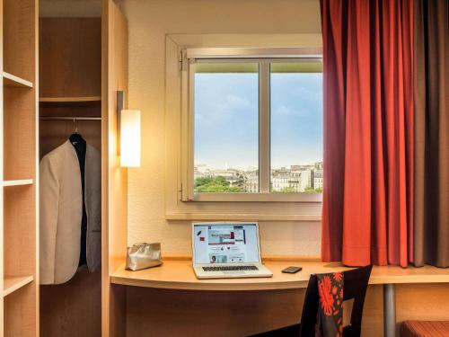 Habitación Estándar - 2 camas individuales del hotel Ibis Paris Montmartre Sacré-Coeur. Foto 7