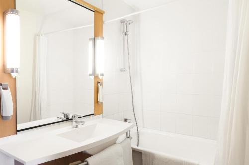 Habitación Doble Estándar del hotel Ibis Paris Pantin Eglise. Foto 7
