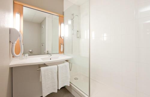 Habitación Doble Estándar del hotel Ibis Paris Pantin Eglise. Foto 8