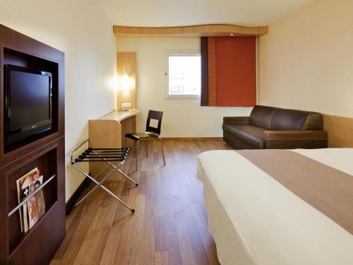Habitación Doble Estándar con sofá cama del hotel Ibis Paris Pantin Eglise